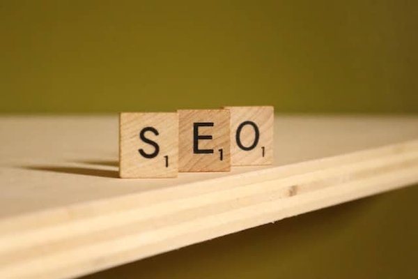 Impact de l'E-réputation sur le SEO: Comment Protéger votre Marque en Ligne